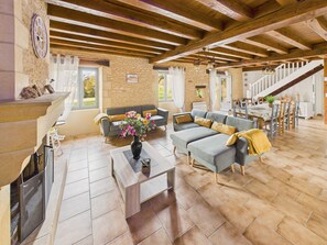 TV - Beautiful gîte for 12 with garden and terrace (Saint-Crépin-et-Carlucet)