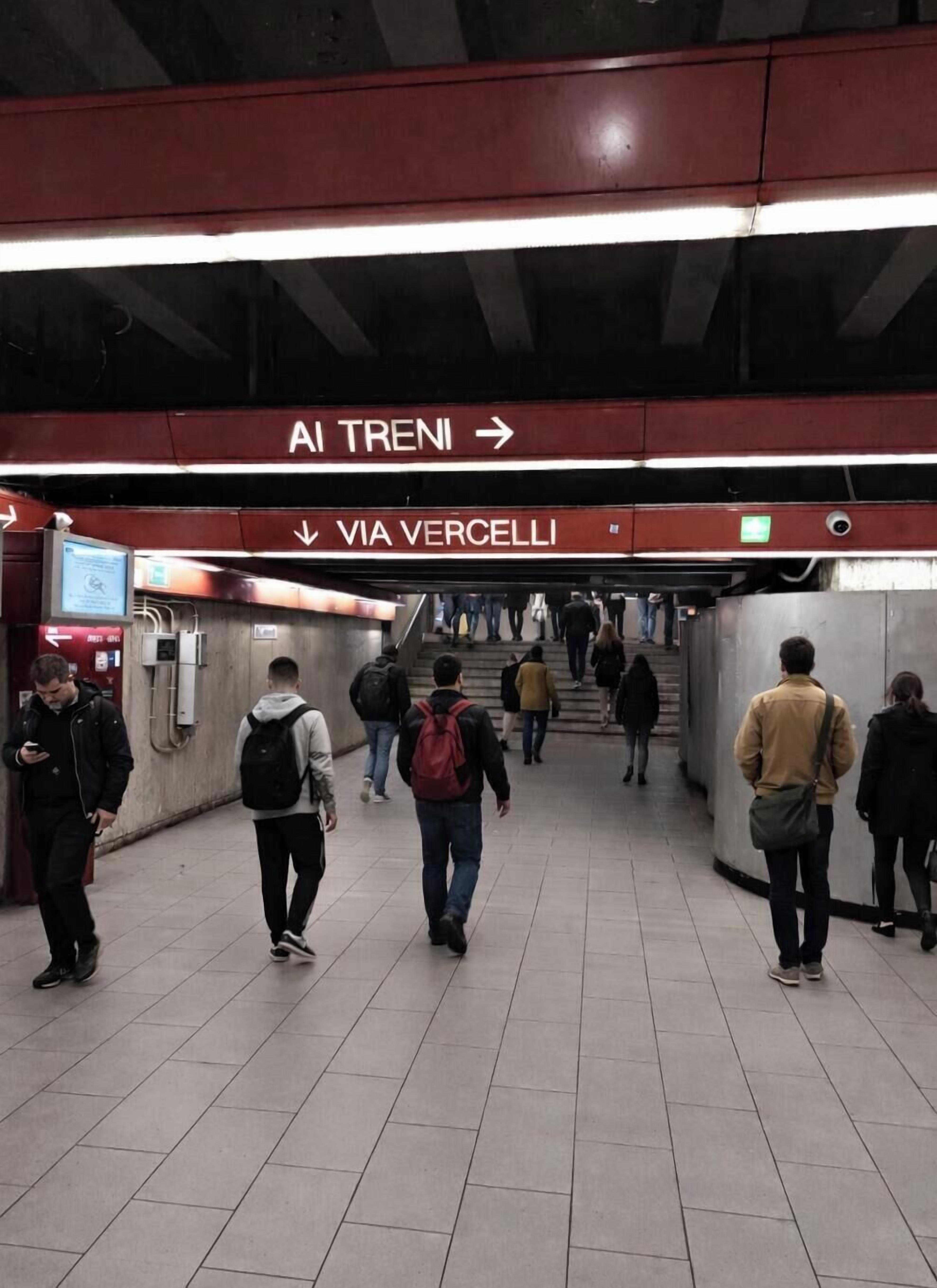 Una estación de metro con indicaciones que señalan 'AI TRENI' y 'VIA VERCELLI'.