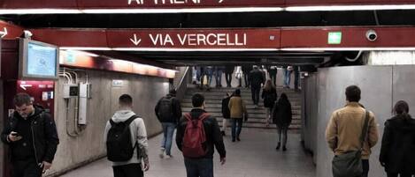 Una estación de metro con indicaciones que señalan 'AI TRENI' y 'VIA VERCELLI'.