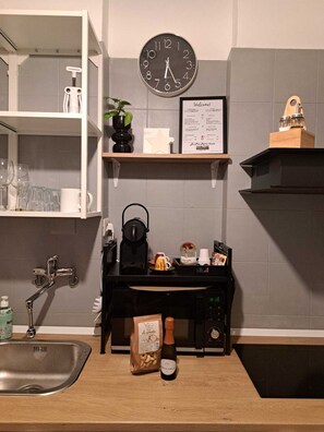 Kühlschrank, Mikrowelle, Herdplatte, Wasserkocher mit Kaffee-/Teezubehör