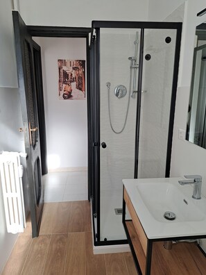 Shower, hair dryer, bidet, towels - close subway-5 minutes from Colosseum-Charme Comfort & Relax-La Mia Roma house (Roma)