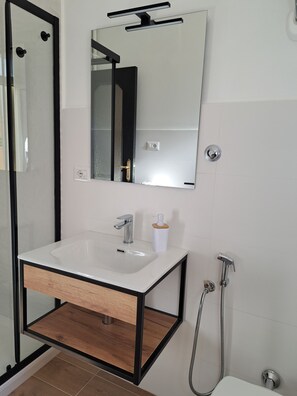 Douche, séchoir à cheveux, bidet, serviettes fournies