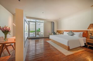 Honeymoon Studio Suite | Free minibar items, blackout drapes, free WiFi - Castfast Hotel (Dongguan)