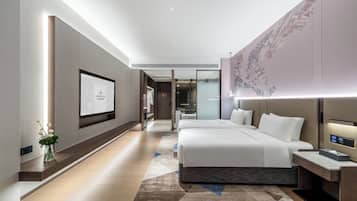 Quarto casal luxo | Frigobar (abastecido com alguns itens grátis), cortinas blackout