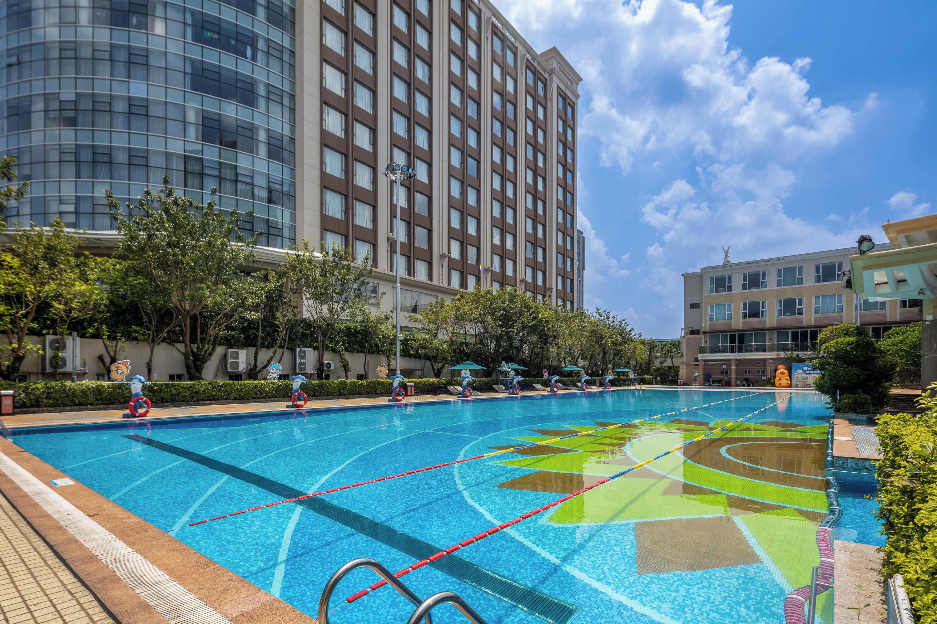Una piscina techada, una piscina al aire libre de temporada, sombrillas
