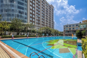 Indoor pool, seasonal outdoor pool, pool umbrellas, lifeguards on site - Castfast Hotel (Dongguan)