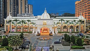 Un grand hôtel doté d’un dôme central, de nombreuses arcades et d’une fontaine dans la cour intérieure.