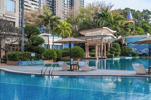 Indoor pool, seasonal outdoor pool, pool umbrellas, lifeguards on site - Castfast Hotel (Dongguan)