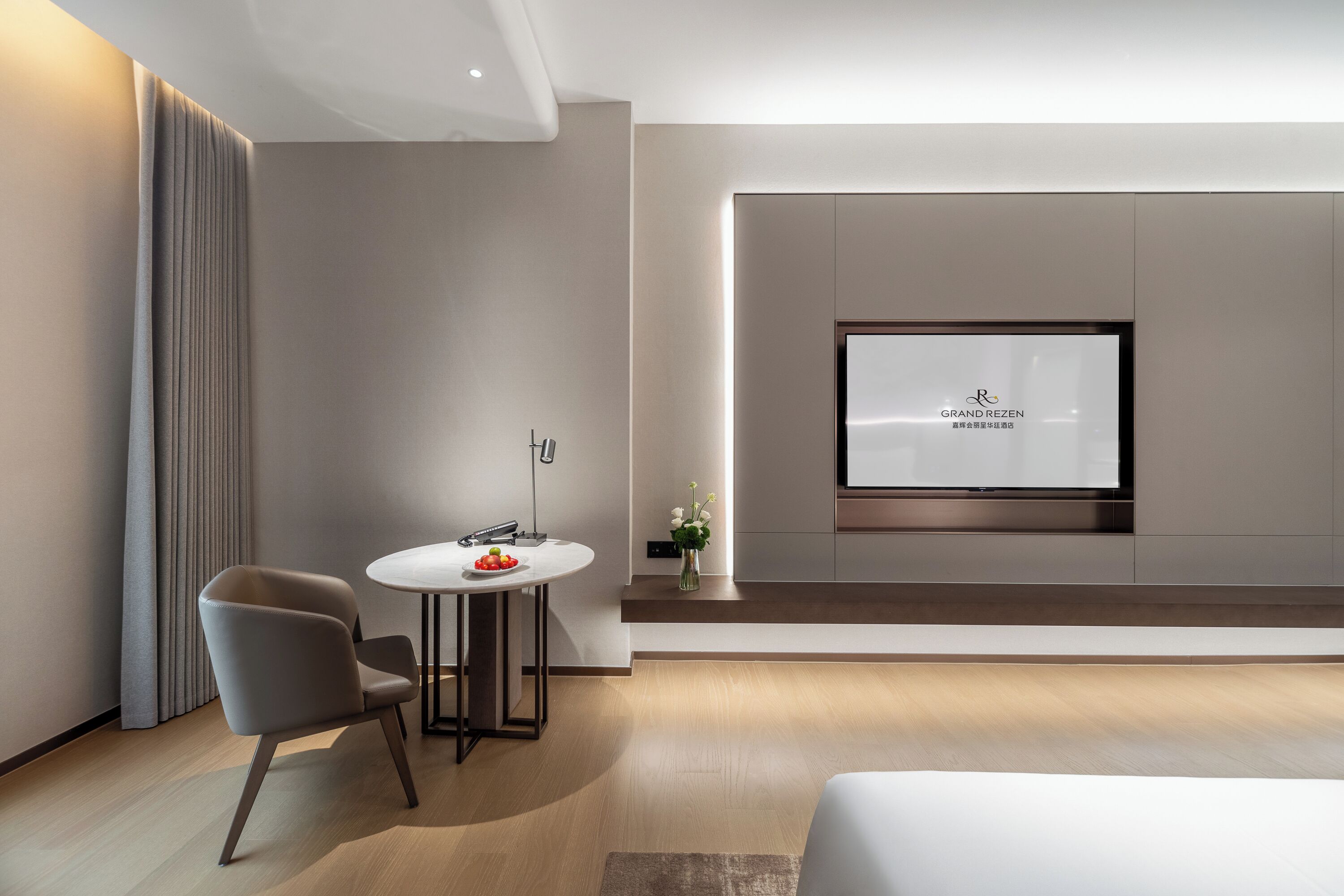 Deluxe Twin Room | Living area | 65-inch flat-screen TV with digital channels
