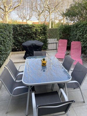 Outdoor dining - St Cyprien Charming ground-floor apartment in an ideal location (Saint-Cyprien)