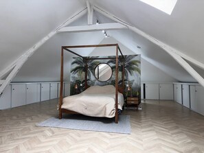 Desk, travel cot, free WiFi, bed sheets