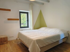 Tabla de planchar con plancha, internet y ropa de cama 