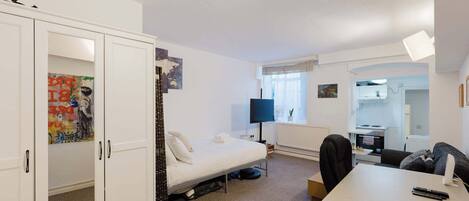 Strykejern/-brett, internettilgang og sengetøy