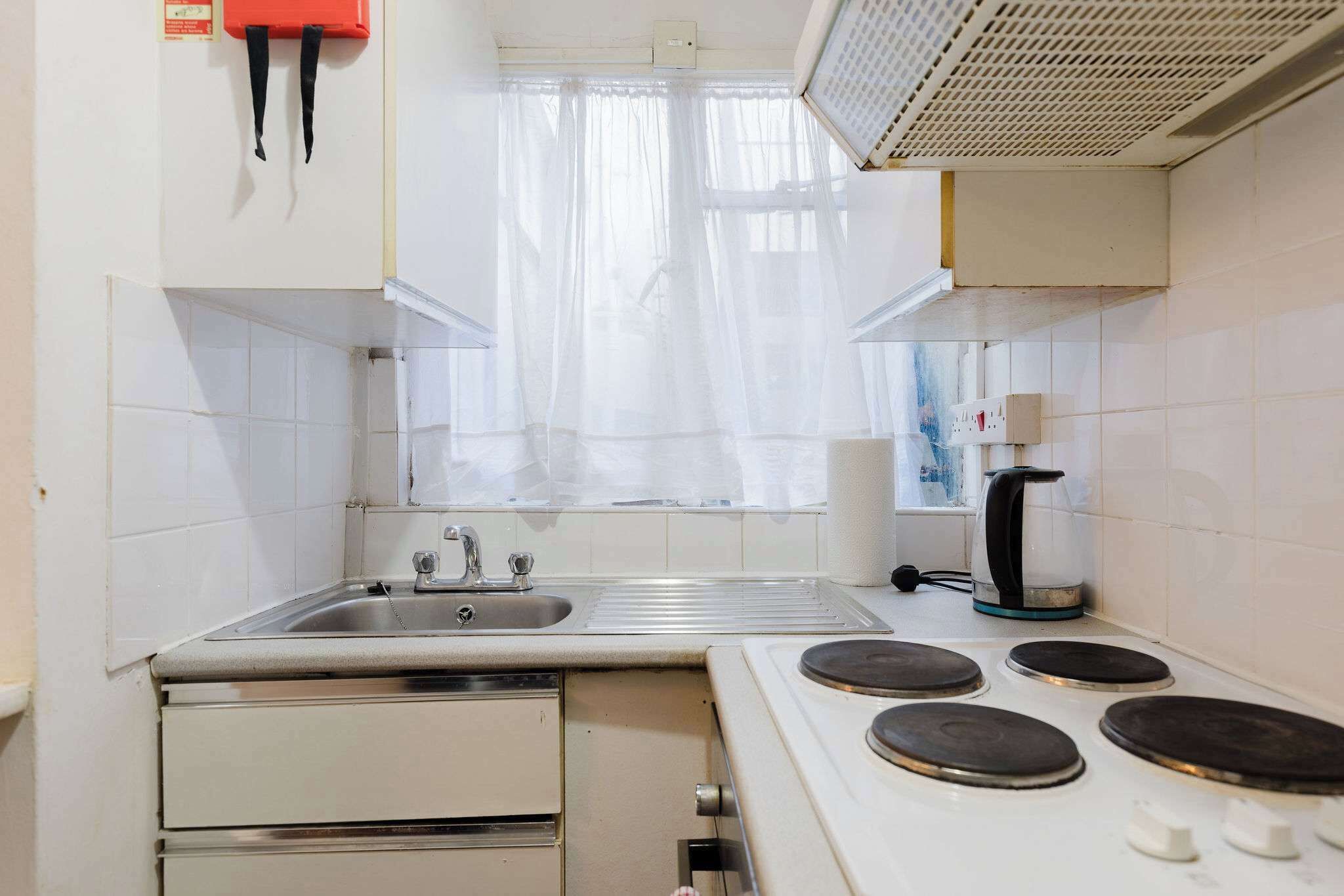 Fridge, oven, stovetop, coffee/tea maker