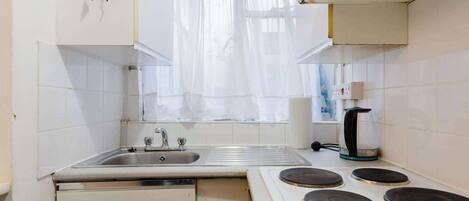 Fridge, oven, stovetop, coffee/tea maker