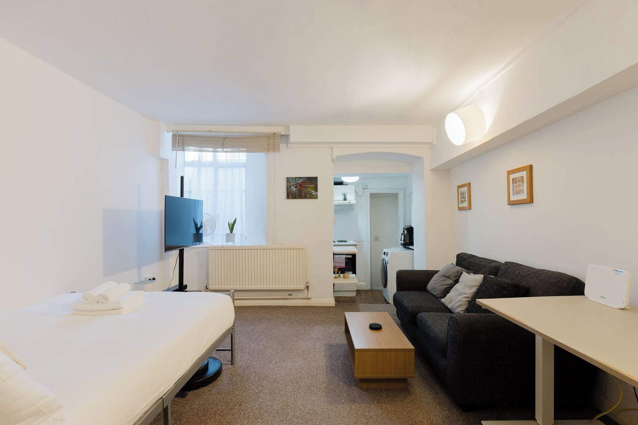 Strykejern/-brett, internettilgang og sengetøy