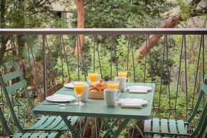 Outdoor dining - 2 Bedrooms Balcony garden view-Carnot A2B266 (Cannes)