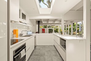 Fridge, microwave, oven, stovetop - 'Palmgrove' A Mid Century Modern House, Avalon Beach - Palm Trees, Nature & Close to the Beach! (Avalon Beach)