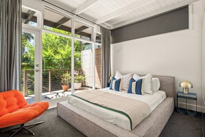 3 habitaciones, tabla de planchar con plancha y cuna de viaje 