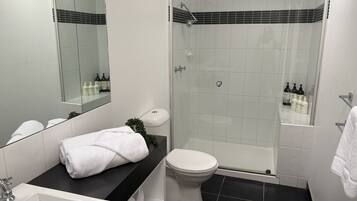 SĂšche-cheveux, serviettes fournies