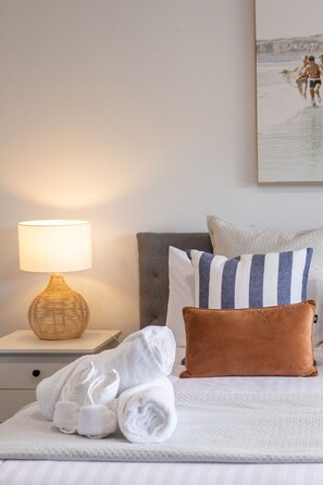 Tabla de planchar con plancha, wifi, ropa de cama