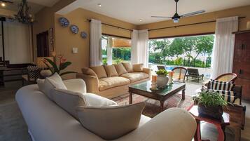 Deluxe Double Room | Living area