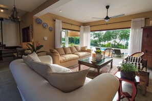 Habitación doble Deluxe | Área de sala de estar | Televisión LED de 32 pulgadas con canales vía satélite 