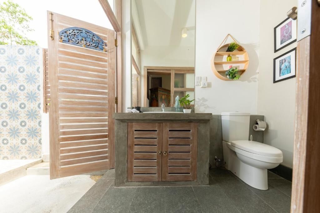 Chuveiro, produtos de toalete grátis, toalhas de banho, sabonete