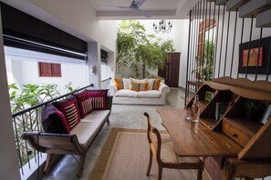 Deluxe Double Room | Living area | 32-inch LED TV with satellite channels - Arahtis Lake Villa (Hikkaduwa)