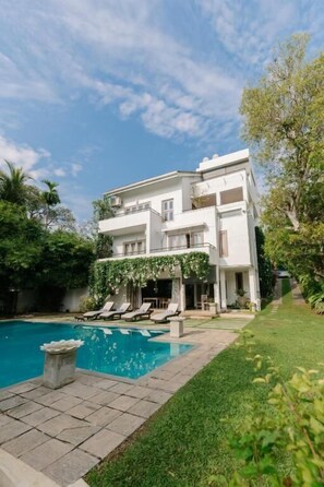 Hồ bơi ngoài trời