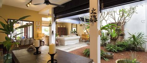 Deluxe Double Room | Living area