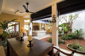 Habitación doble Deluxe | Área de sala de estar | Televisión LED de 32 pulgadas con canales vía satélite 