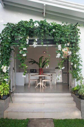 Villa Deluxe, patio, vista al jardín | Comedor