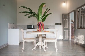 디럭스 빌라, 파티오, 정원 전망 | 다이닝룸