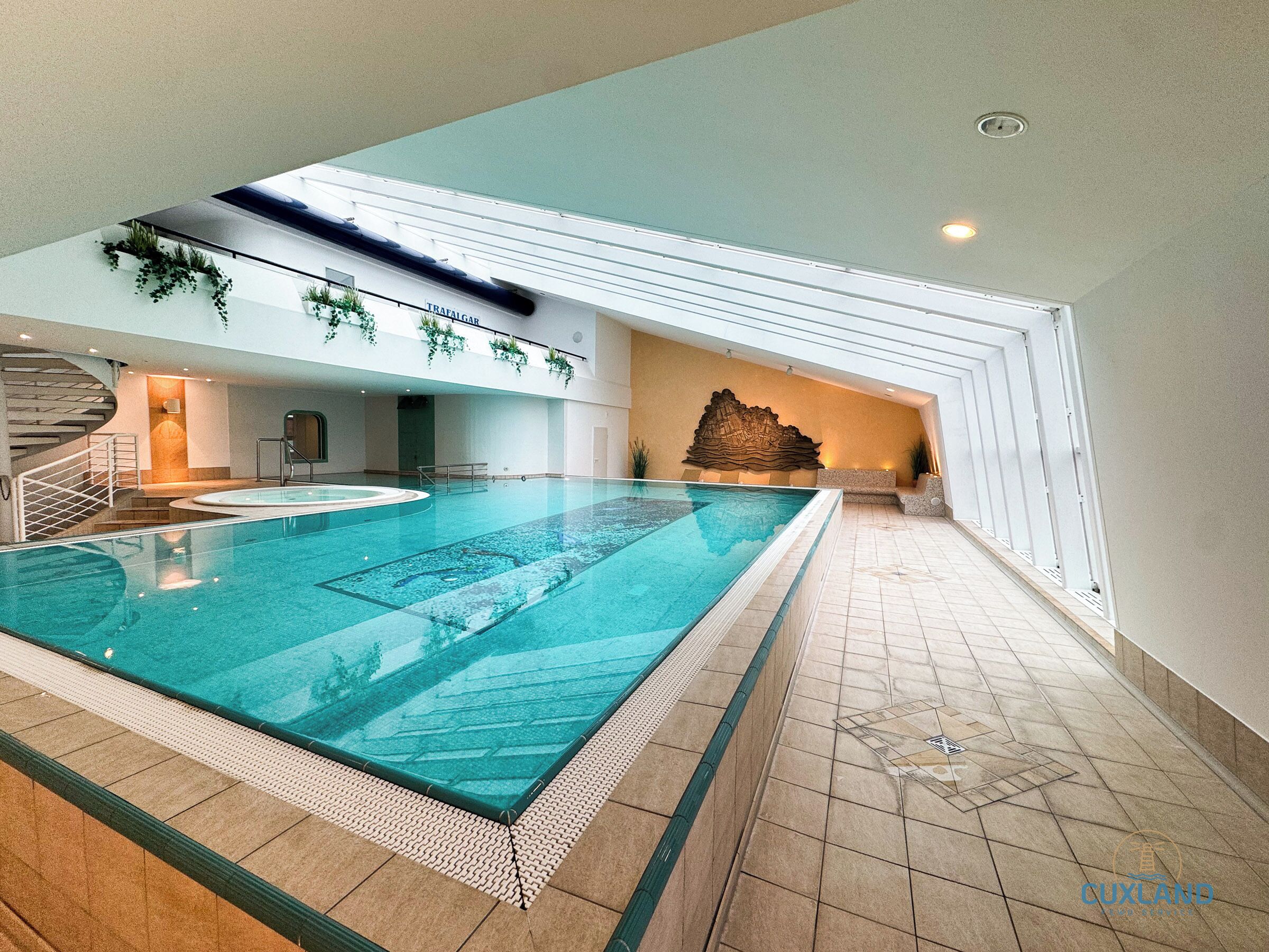 Una piscina techada, una piscina climatizada