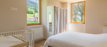 Gîte Le Chalimont: Holiday Home with Mountain View, Shared Garden and Wi-Fi