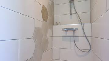 Douche, sĂšche-cheveux, serviettes fournies