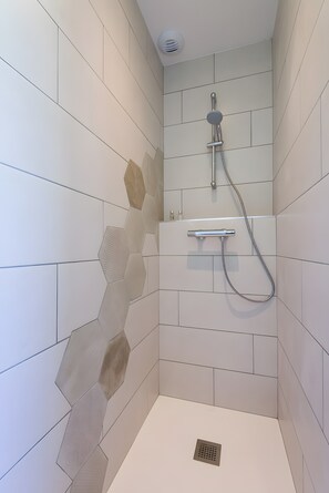 Regadera, secadora de cabello, toallas 