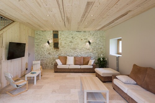 Gîte Le Chalimont: Ferienhaus mit Bergblick, Gemeinschaftsgarten und WLAN