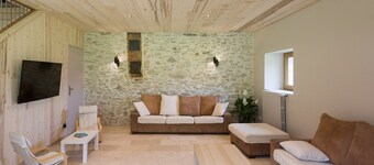 Gîte Le Chalimont: Holiday Home with Mountain View, Shared Garden and Wi-Fi