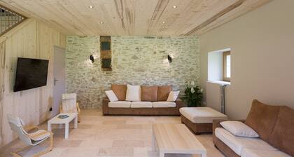 Gîte Le Chalimont: Ferienhaus mit Bergblick, Gemeinschaftsgarten und WLAN