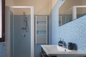 Deluxe Double Room, Balcony, Courtyard View | Bathroom - Laguna dei Fenici (Marsala)