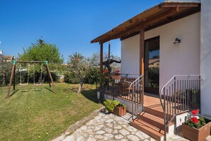 Deluxe-Doppelzimmer, Balkon, Blick auf den Innenhof | Kostenloses WLAN