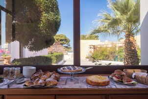 Free daily buffet breakfast