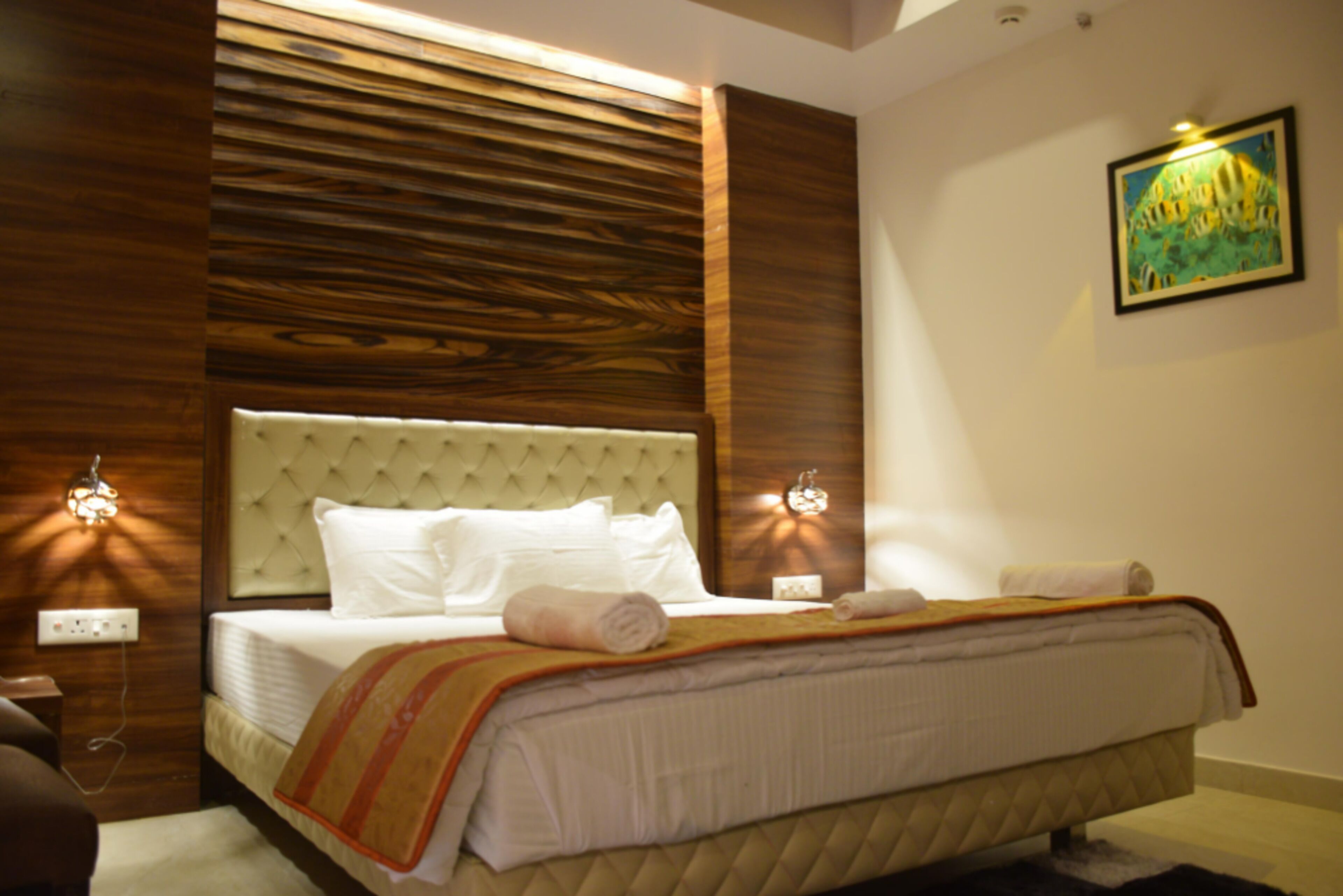 Deluxe-herbergi með tvíbreiðu rúmi - borgarsýn | Skrifborð, ókeypis þráðlaus nettenging