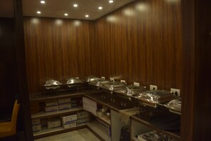 Kontinentális reggeli mindennap (fejenként INR 250 áron)