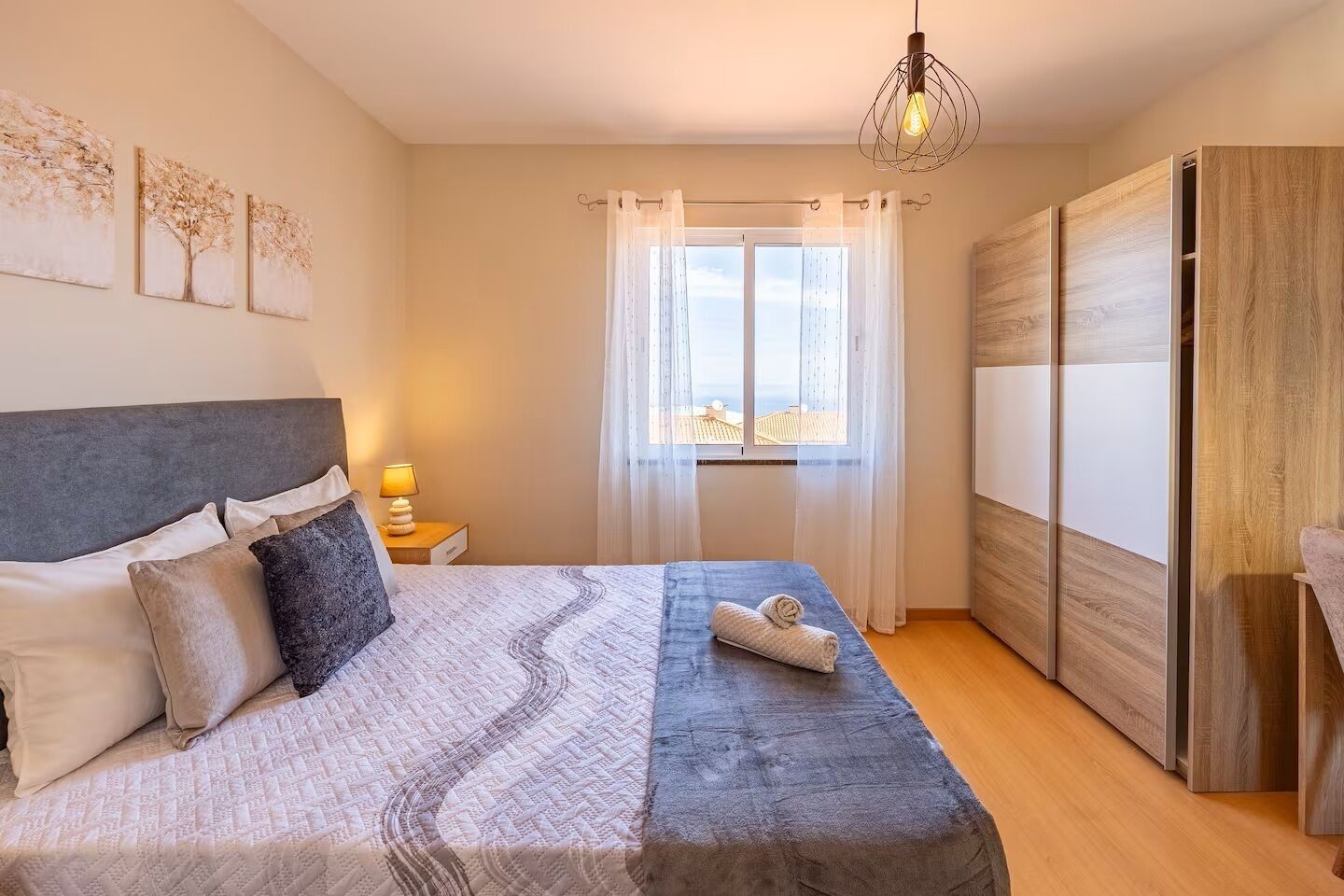 Tabla de planchar con plancha, wifi y ropa de cama 