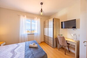 2 bedrooms, iron/ironing board, free WiFi, bed sheets