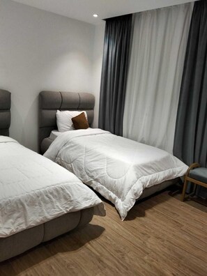 Desk, laptop workspace, free WiFi - Pyramids Heaven Hotel (Giza Governorate)