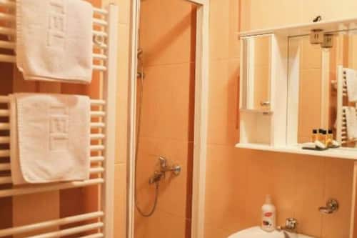 Een douche, milieuvriendelijk toiletgerief, een haardroger, pantoffels